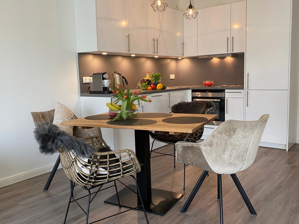 Kitchen or kitchenette, Dining area
