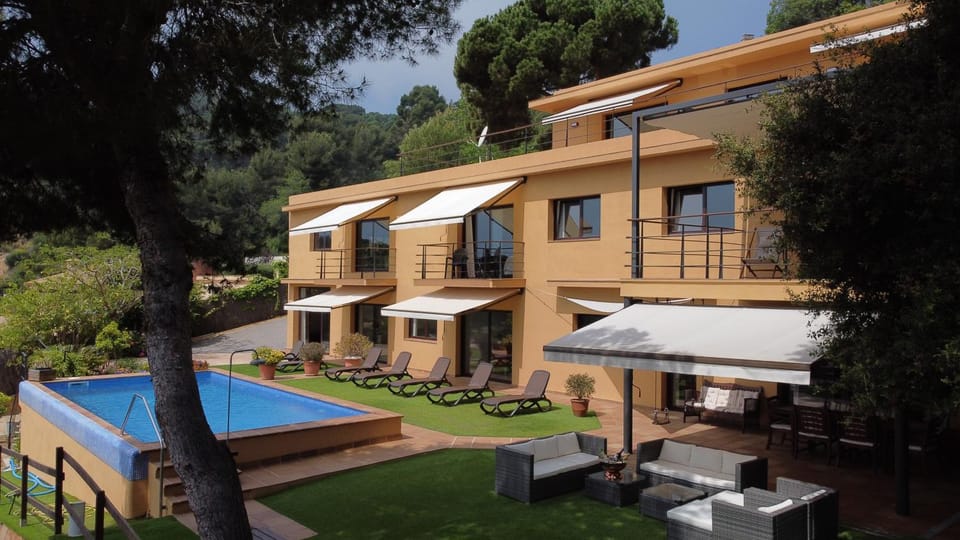 Property building, Pool view, Swimming pool
