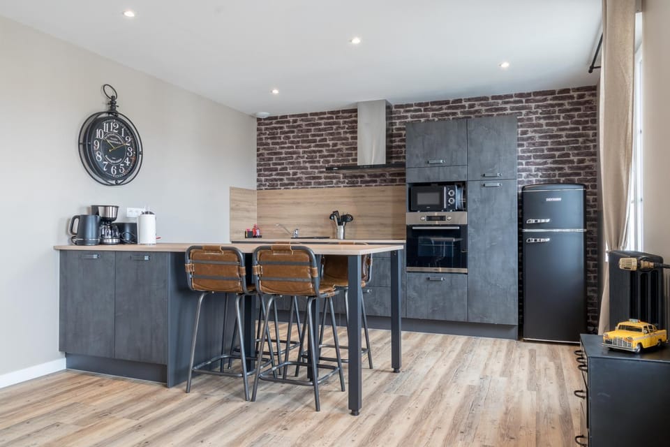 Kitchen or kitchenette, Dining area