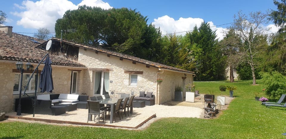 Property building, Patio, Balcony/Terrace