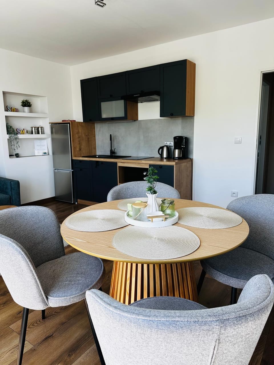 Kitchen or kitchenette, Dining area