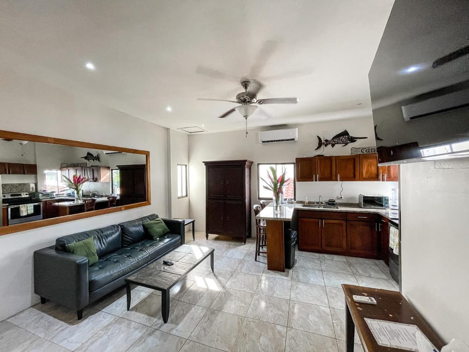 Kitchen or kitchenette, Living room, Seating area, Dining area, fireplace, minibar, pet friendly, stove