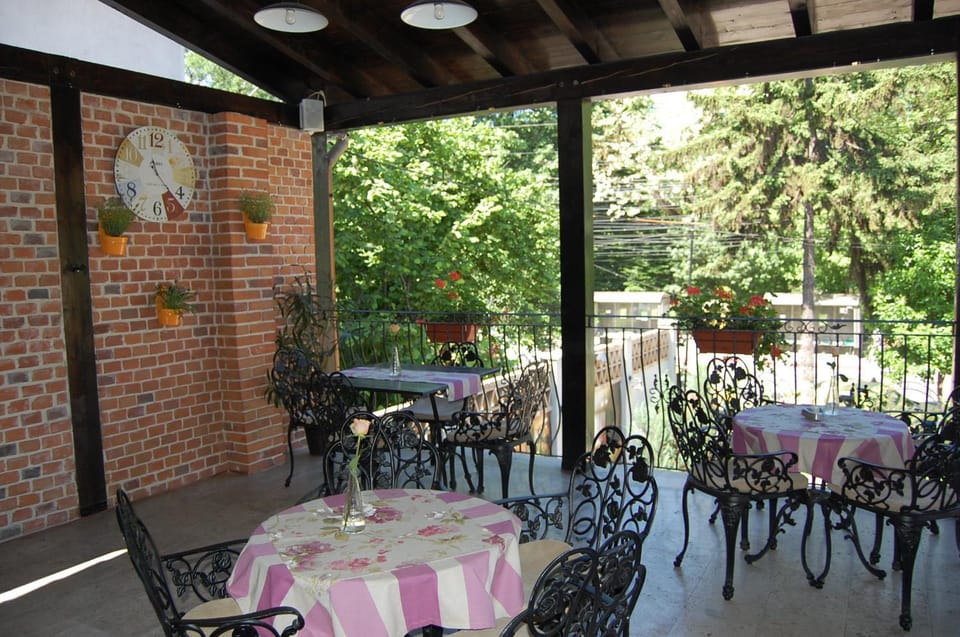Restaurant/places to eat, Balcony/Terrace