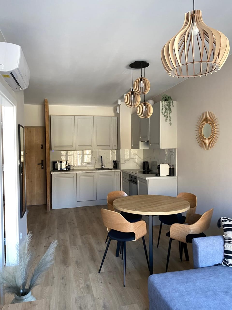 Kitchen or kitchenette, Seating area