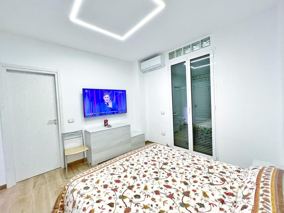 Bed, TV and multimedia, Photo of the whole room, Bedroom