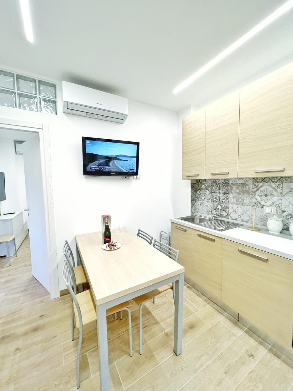 TV and multimedia, Kitchen or kitchenette, Dining area