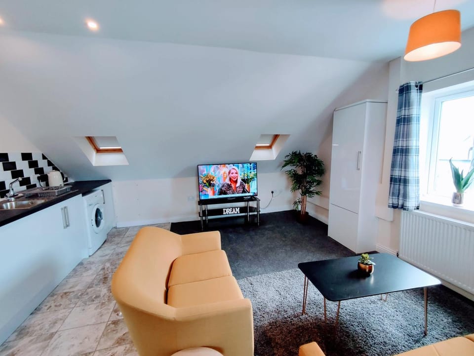TV and multimedia, Kitchen or kitchenette, Living room, Seating area, Evening entertainment