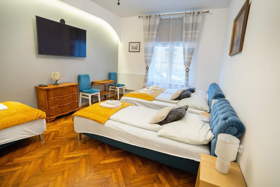 Bed, TV and multimedia, Living room, Photo of the whole room, Seating area, Bedroom