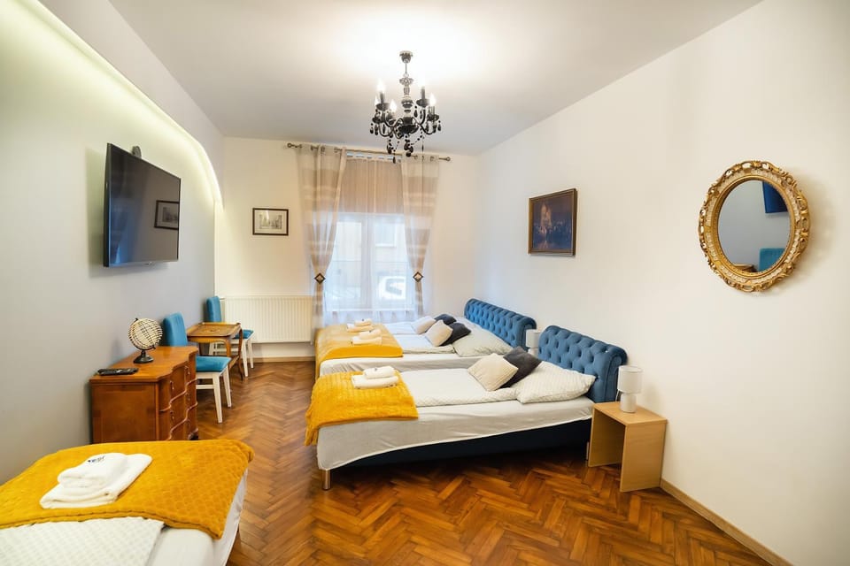 Bed, TV and multimedia, Living room, Photo of the whole room, Seating area, Bedroom, towels