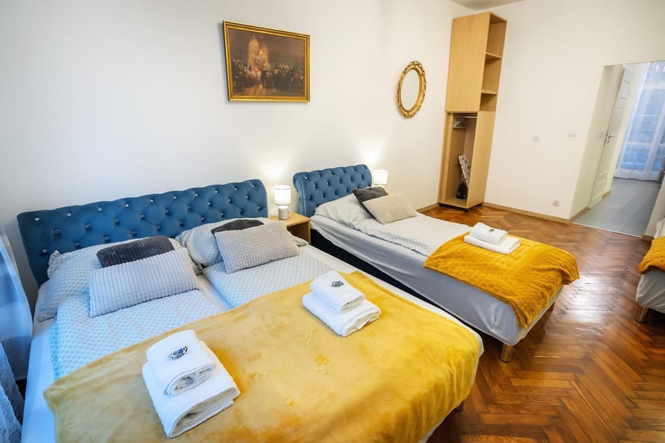 Bed, Living room, Photo of the whole room, Seating area, Bedroom, towels
