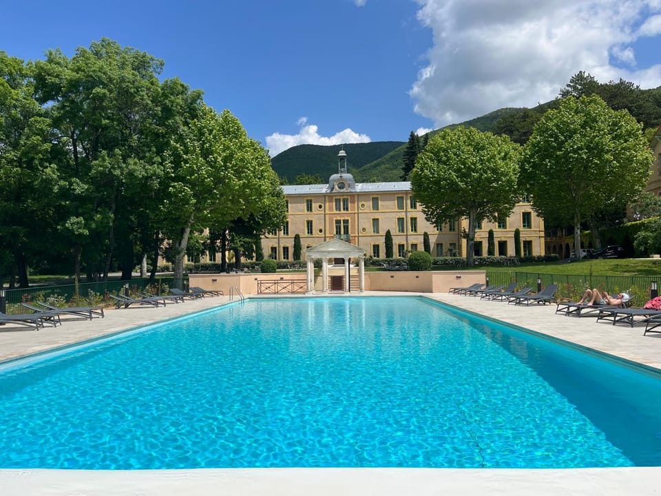 Property building, Natural landscape, Mountain view, Pool view, Swimming pool, sunbed