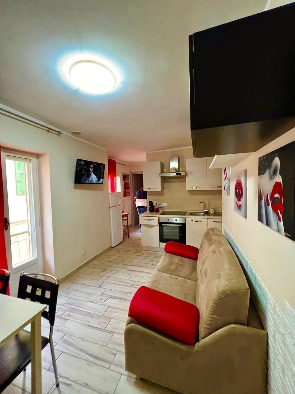 TV and multimedia, Kitchen or kitchenette, Living room, Seating area