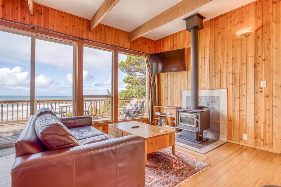 Shorepine Retreat House in Newport