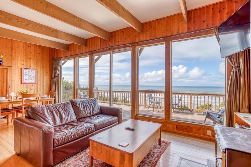 Shorepine Retreat House in Newport