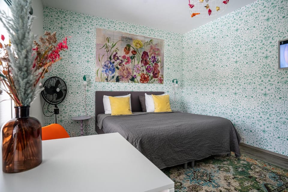 Neon Nights Studio Apartment in Groningen