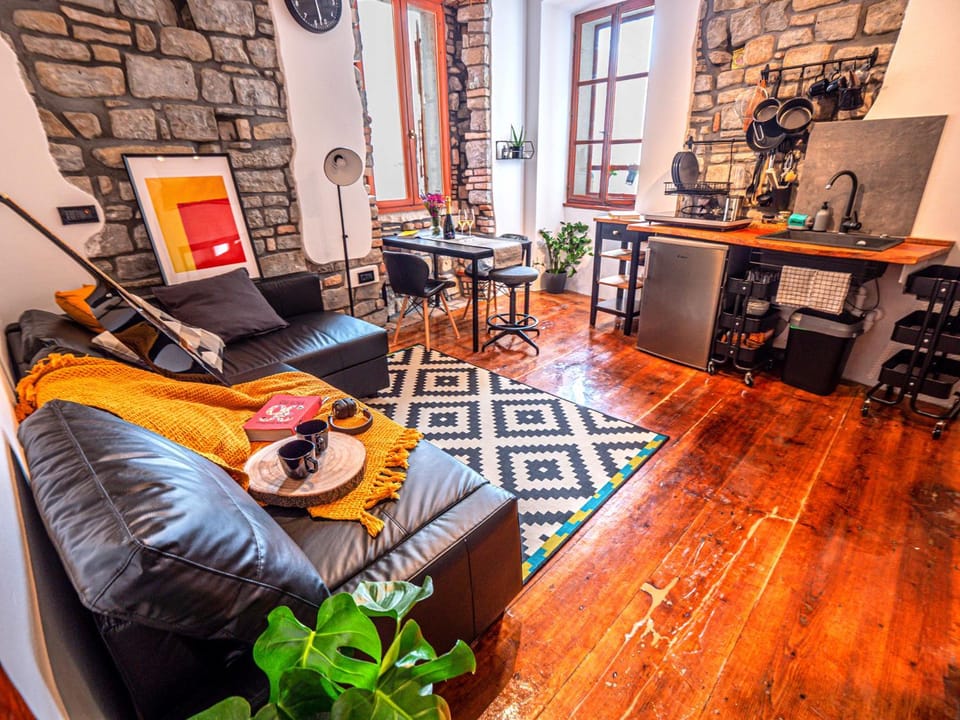 Kitchen or kitchenette, Living room