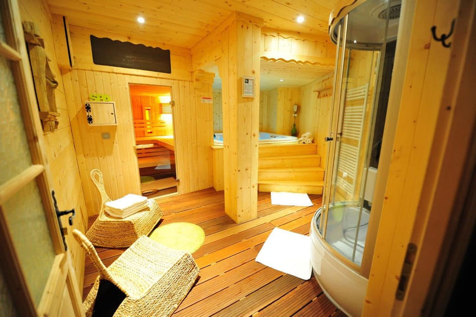 Hot Tub, Sauna, Internal: Not applicable to any particular room