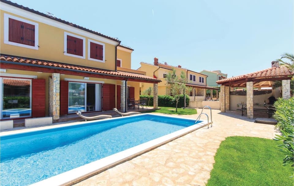 Property building, Swimming pool