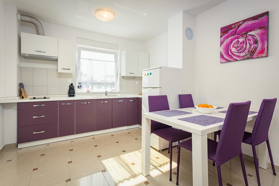 Dining area, kitchen