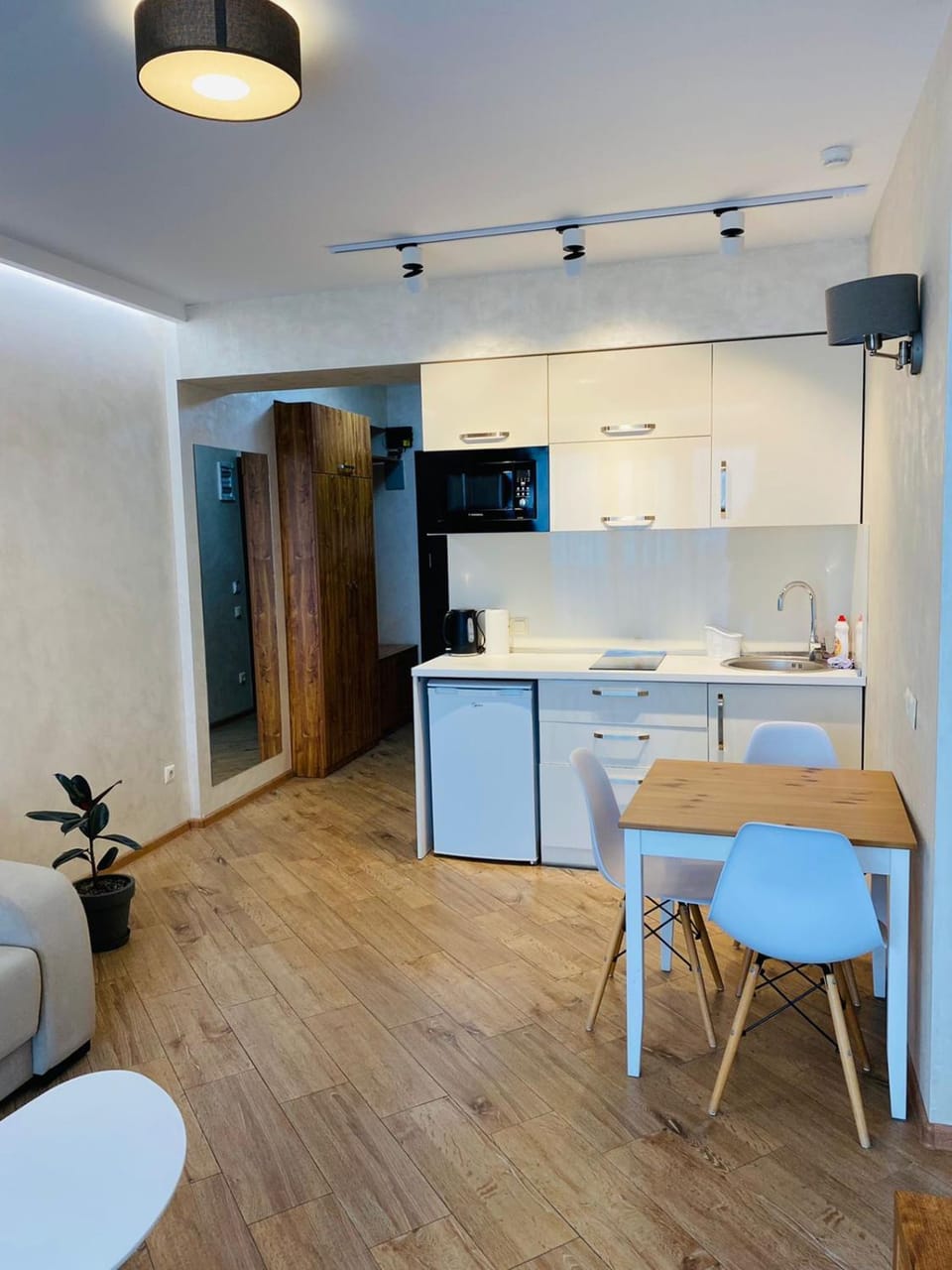Kitchen or kitchenette, Dining area