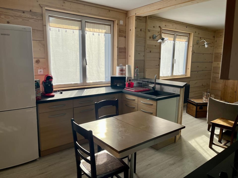 Kitchen or kitchenette, Dining area