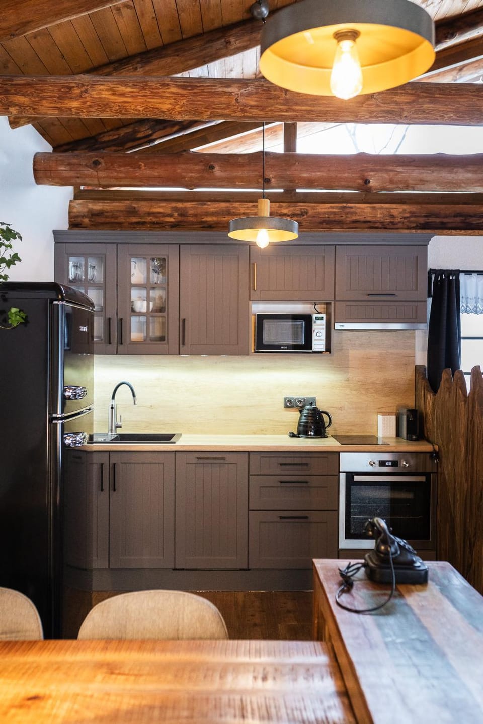 Kitchen or kitchenette, oven, pet friendly, stove