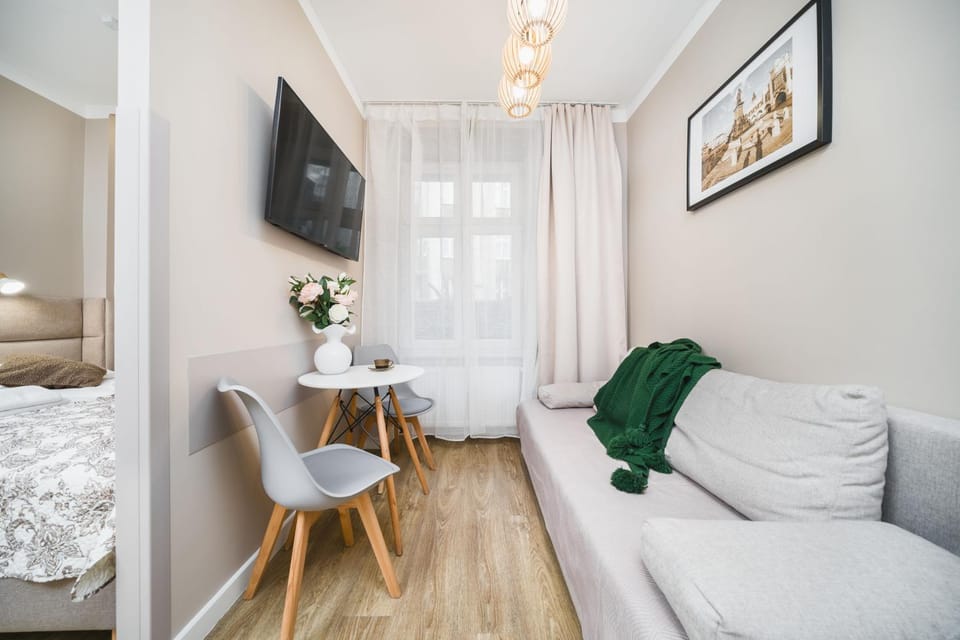 Bed, TV and multimedia, Living room, Seating area, Bedroom
