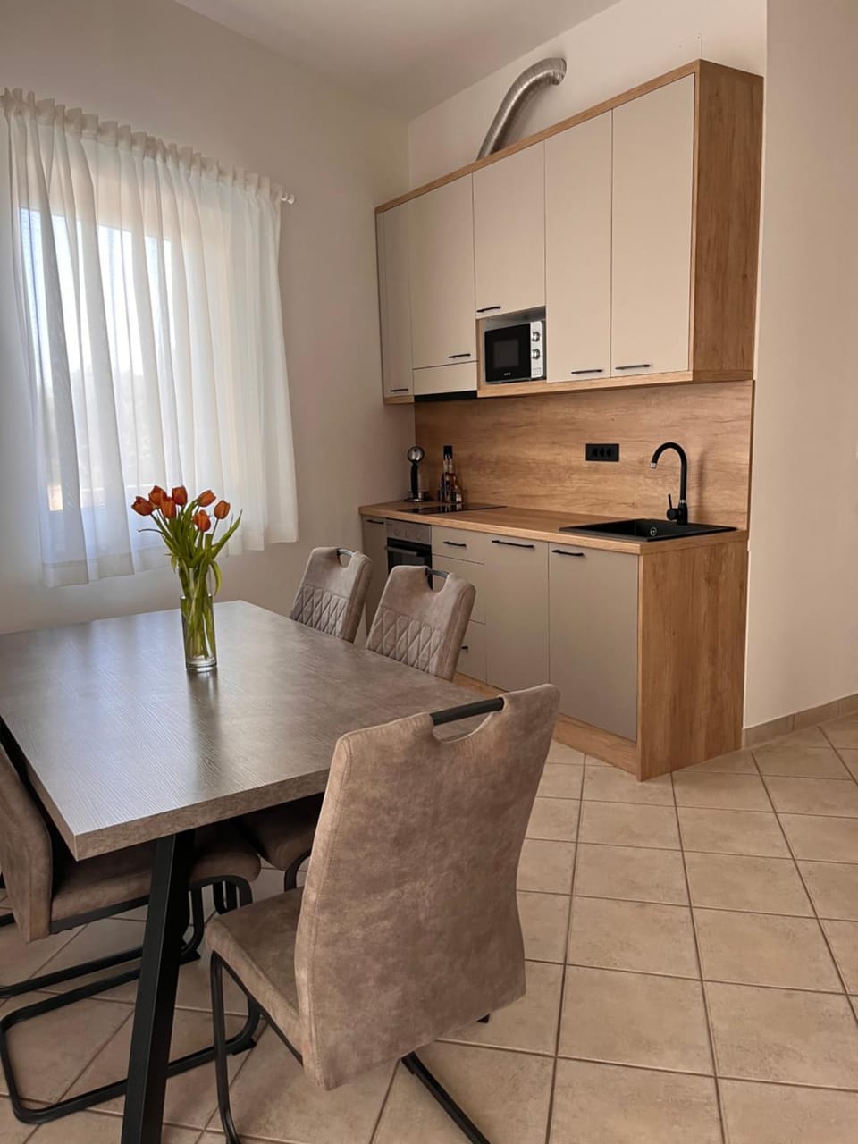 Kitchen or kitchenette, Dining area