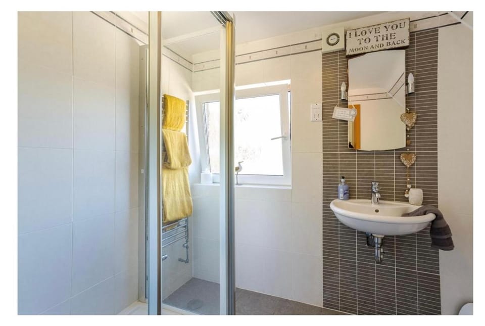 Shower, Toilet, towels