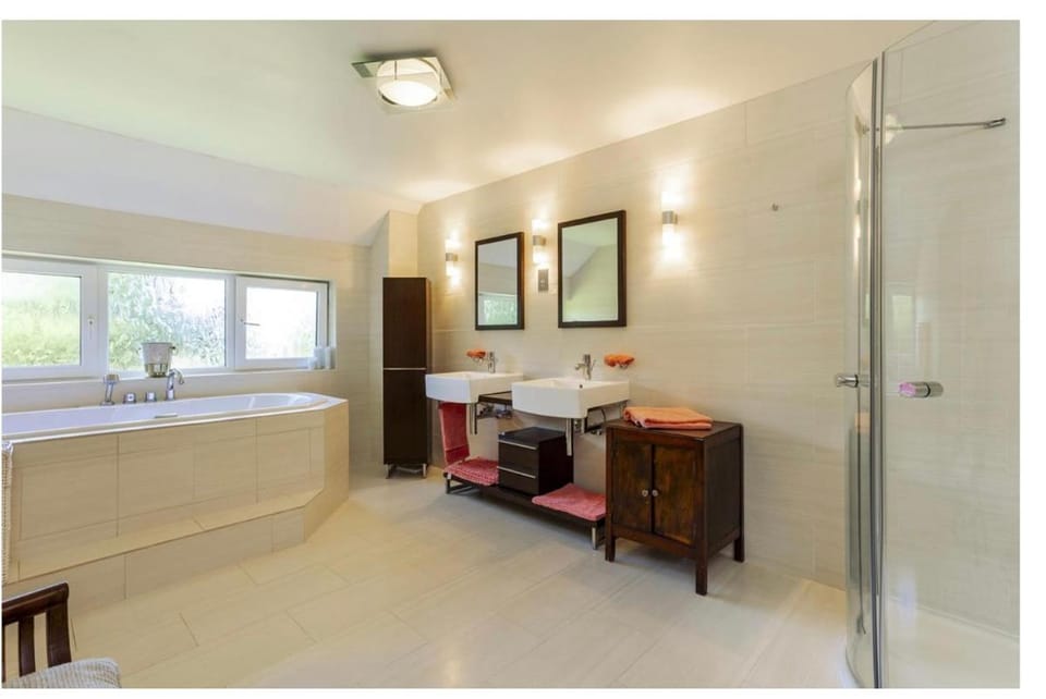 Shower, Property building, Bathroom, Swimming pool