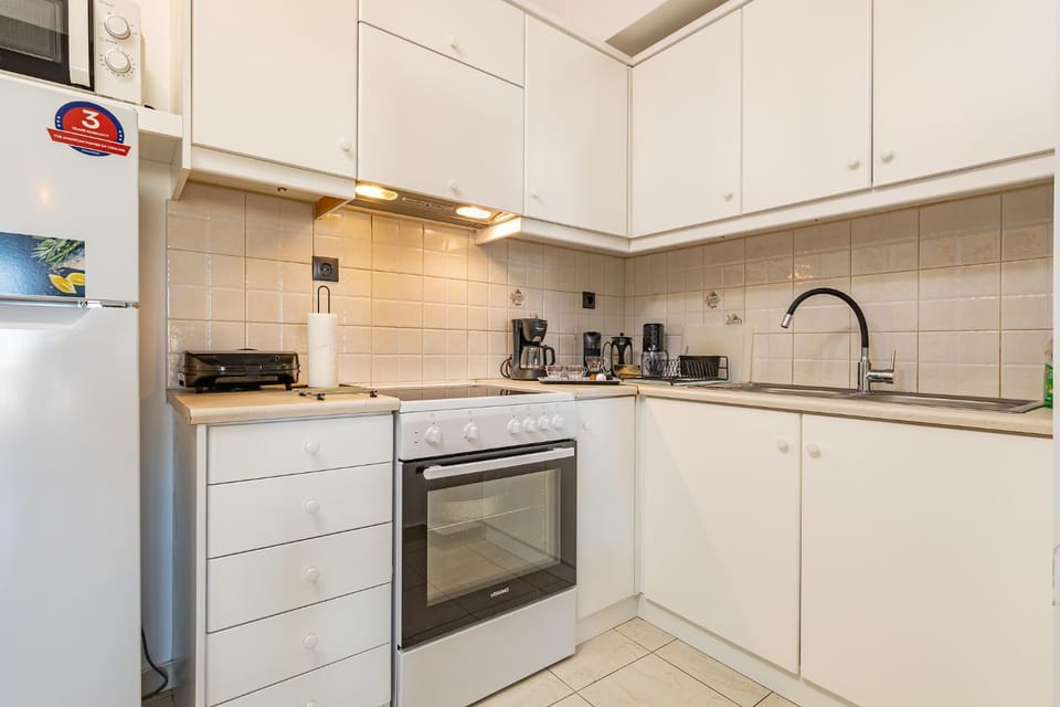 Coffee/tea facilities, oven