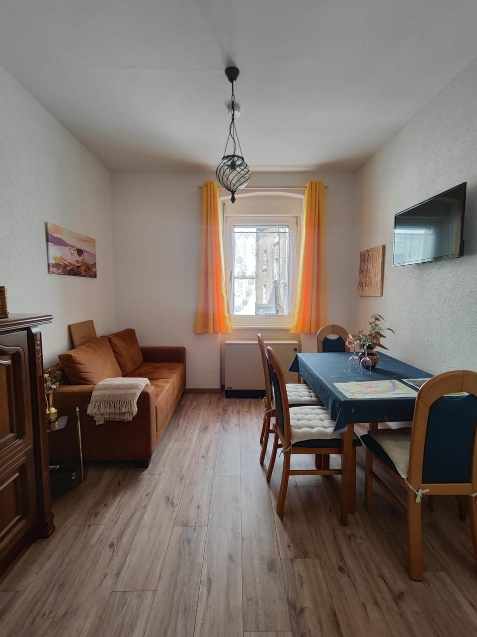 TV and multimedia, Living room, Seating area, Dining area