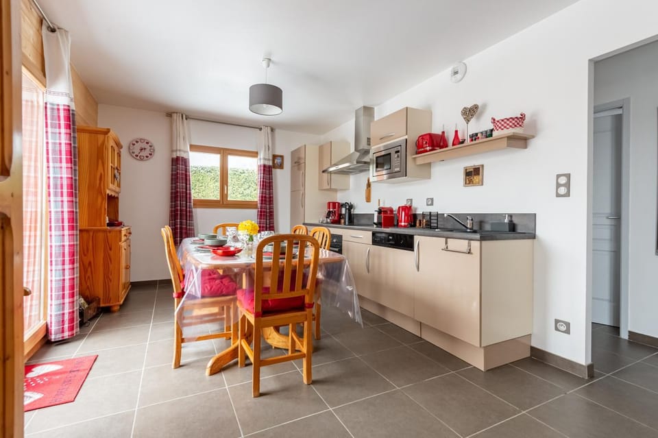 Kitchen or kitchenette, Dining area