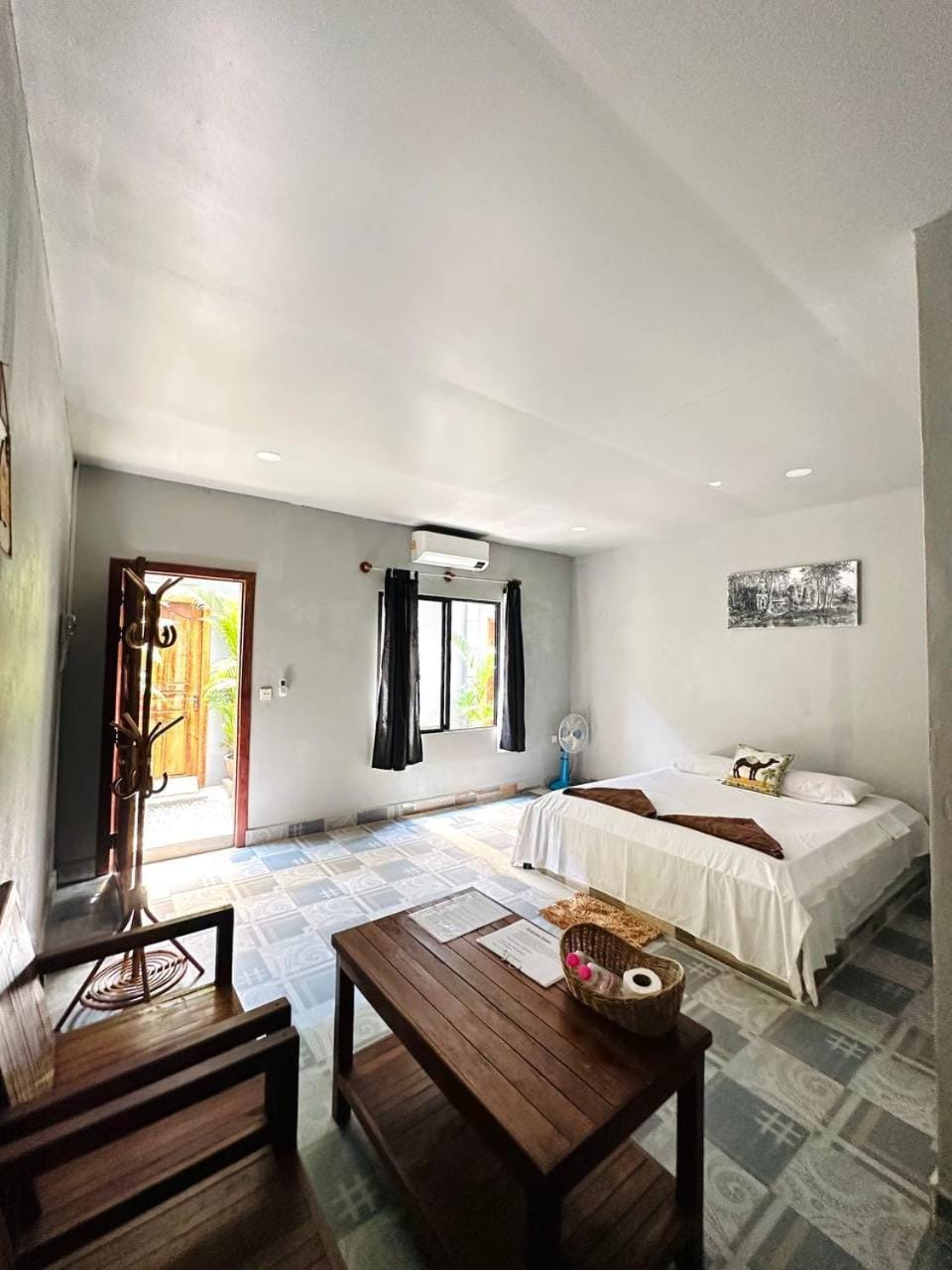 Bed, Living room, Photo of the whole room, Seating area, Dining area, Bedroom