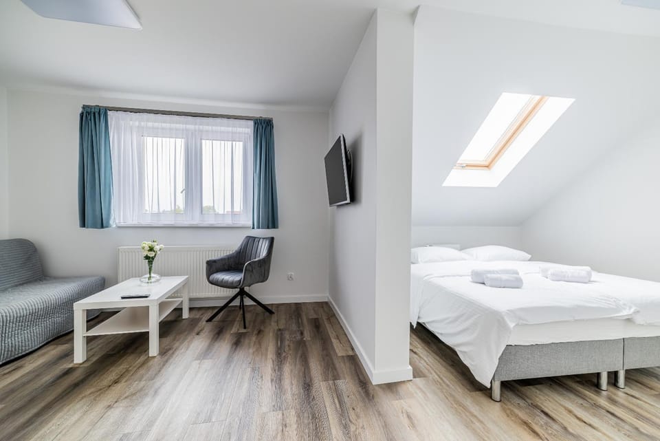 Bed, TV and multimedia, Photo of the whole room, Seating area, Bedroom, towels