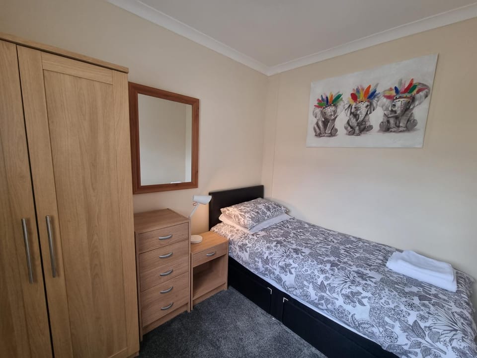 Bed, Photo of the whole room, Bedroom