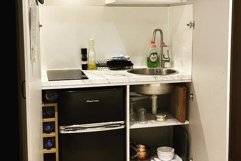 Private Room - Sleeps 2 - Private Entry - Parking Apartment in Wychavon District
