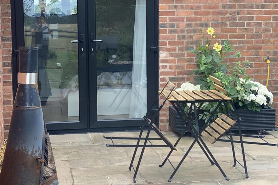 Private Room - Sleeps 2 - Private Entry - Parking Apartment in Wychavon District