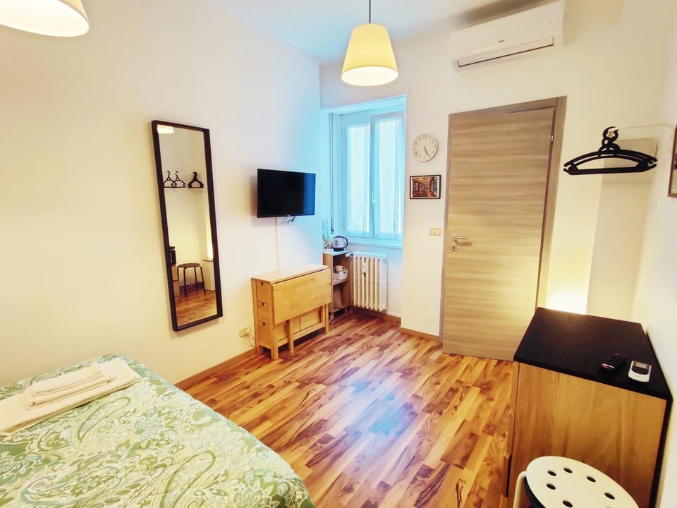 TV and multimedia, Photo of the whole room, Seating area, Dining area