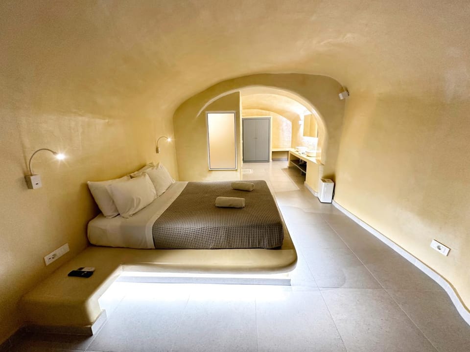 M Residence Santorini Johnnie Cave House in Thera