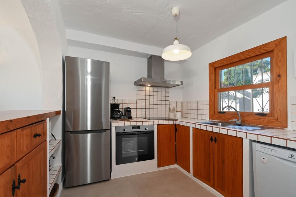 Kitchen or kitchenette, dishwasher, stove