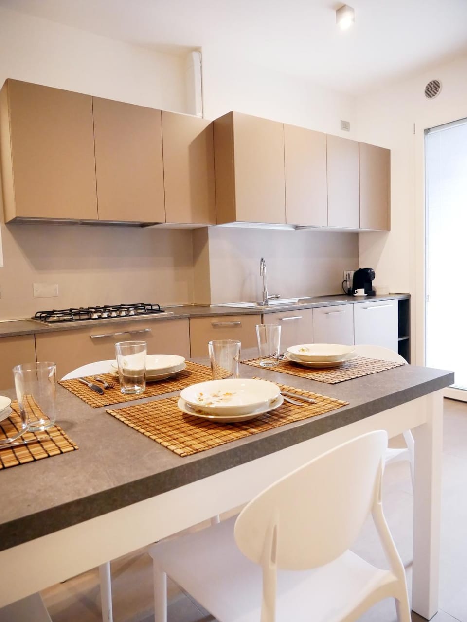 Kitchen or kitchenette, Dining area