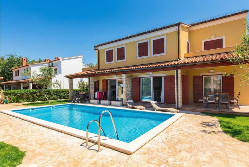 Property building, Swimming pool