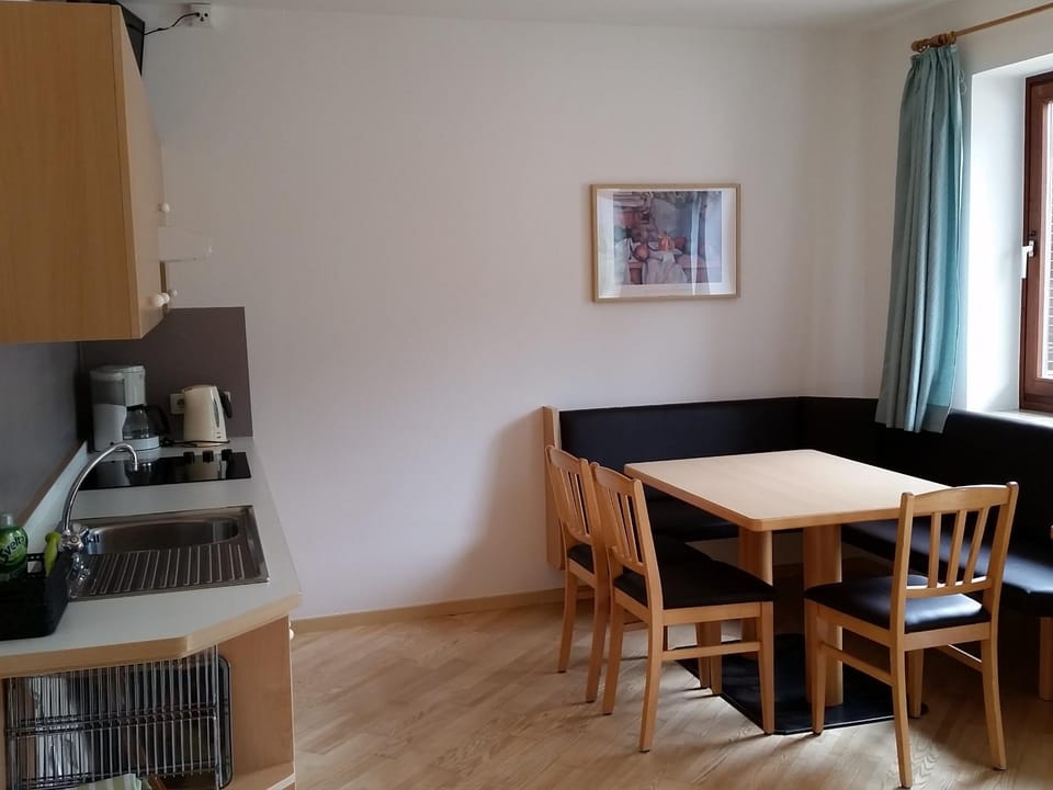 Kitchen or kitchenette, Seating area, Dining area