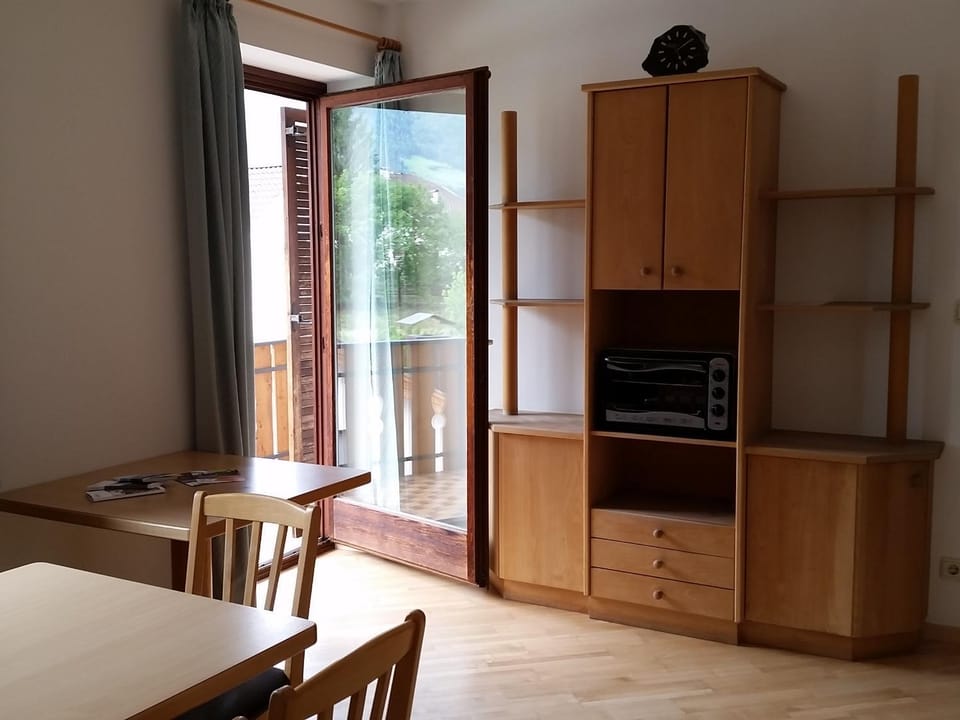 Dining area, pet friendly, kitchen