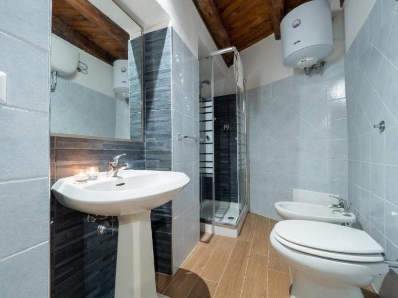 Shower, Toilet, Bathroom, bidet, towels