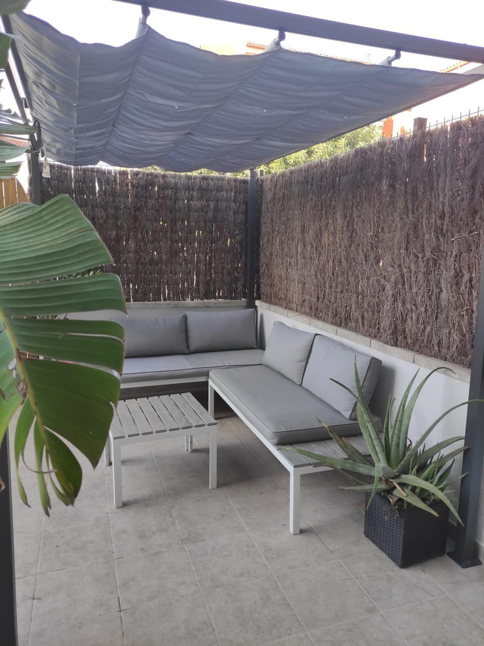 Near beaches large private patio, aircon & community pool Apartment in Baix Penedès