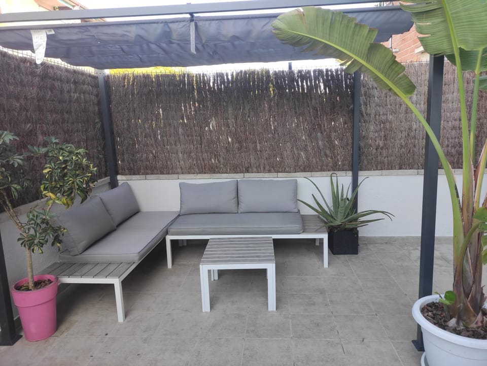 Near beaches large private patio, aircon & community pool Apartment in Baix Penedès
