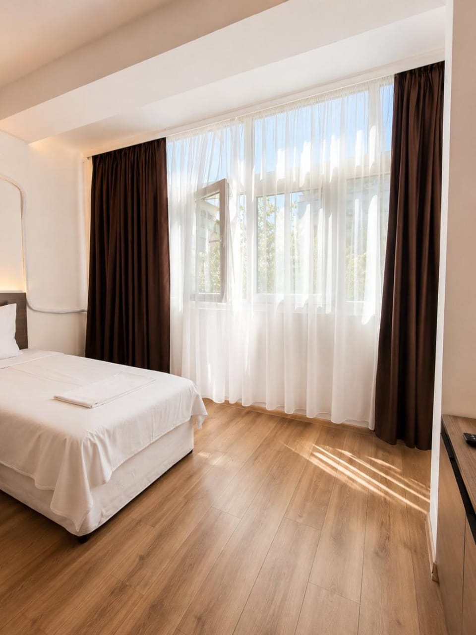 Bed, TV and multimedia, Photo of the whole room