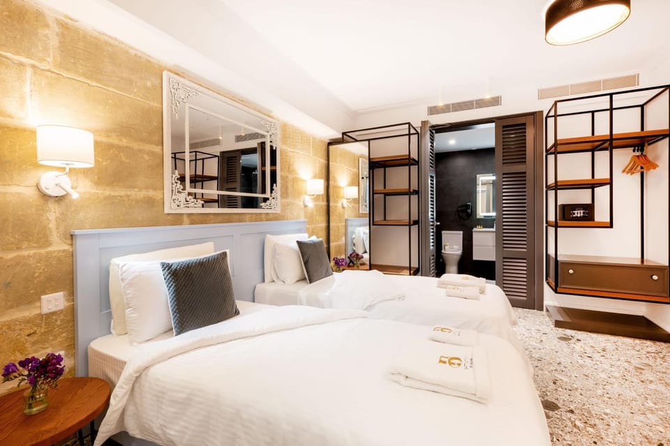 Photo of the whole room, Bedroom, wardrobe